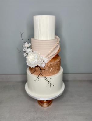 Peach and rose gold textures cake with sugar flowers 